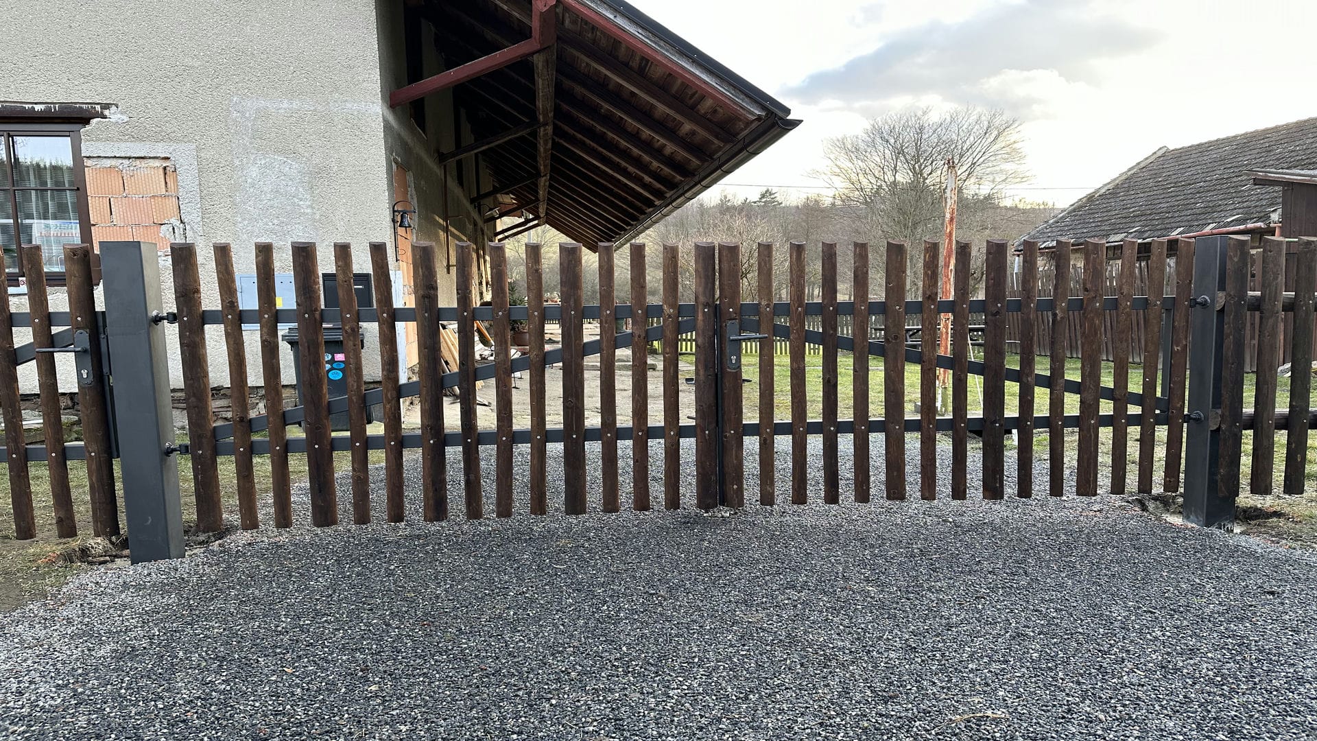 Obrázek 7 / Dřevěné ploty - strojně loupané   - realizace Ubušínek 02-2023